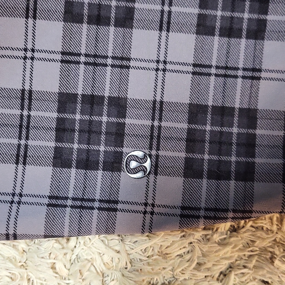 Lululemon shorts - Picture 4 of 5